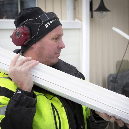 Hasse bygger plank